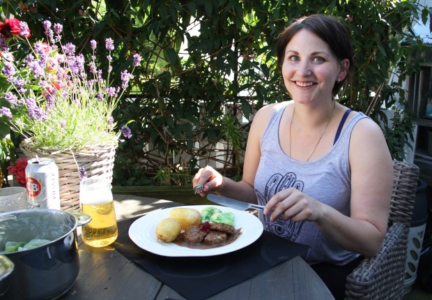 Å sitte sammen rundt bordet og spise - det er hyggelig, det! Foto Marte Krogstad.jpg