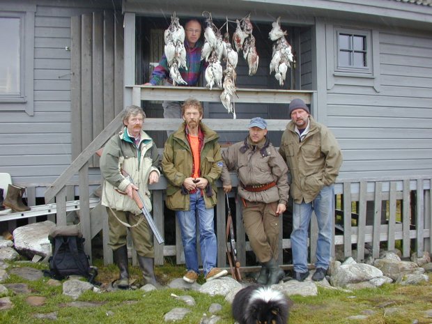 1 Jaktlaget Stetten har alltid nok ryper til den årlige festmiddagen. Fra venstre foran Olav Yngvar Espelid, Alf Inge Helle, Rune Berentsen, Arild Pedersen. Bak Morten Kittelsen Foto St